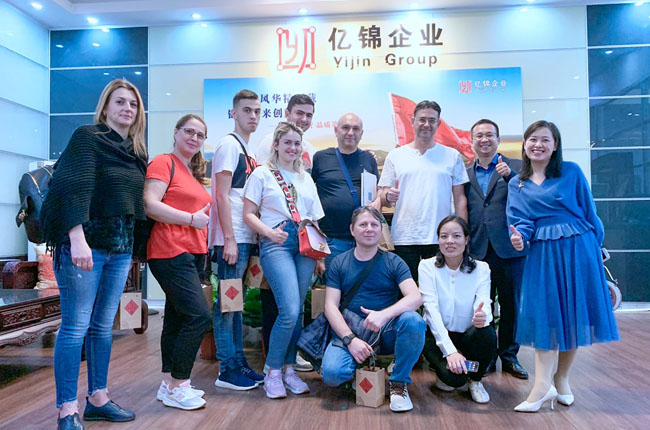 马尔代夫机场膜结构案例与客户合影